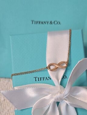 Tiffany & Co. Rose Gold Infinity Bracelet 18k Gold Blue Box and Shopping Bag Set